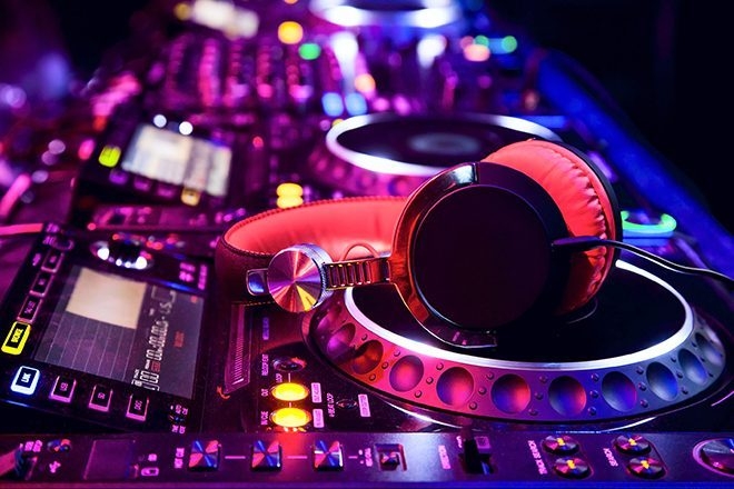 La police doit interrompre une rave illégale dans une école anglaise