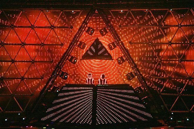 Le tribute band Daft As Punk a reconstruit la pyramide de la tournée Alive 2007