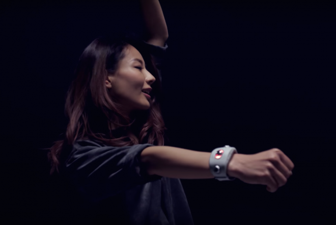 Contrôlez la musique en dansant grâce au nouveau bracelet Motion Sonic