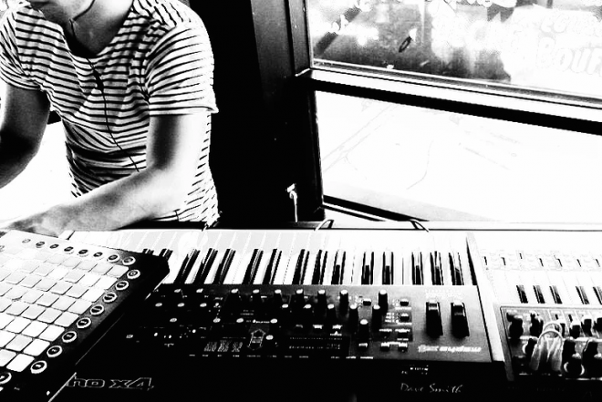 Première : Anoraak lance un nouveau projet sous l’alias Outblack