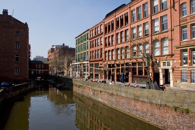Refoulé à l’entrée d’un club de Manchester, un français se jette dans le canal
