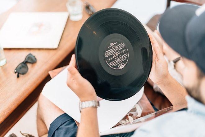 Les ventes de vinyle en forte augmentation aux États-Unis, les ventes digitales continuent de sombrer