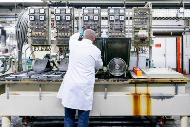 Visite en images : dans une fabrique de vinyles